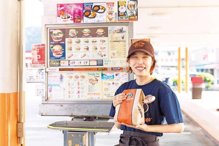 車からオーダー＆車内で商品の受け取りができる、ドライブインスタイルもお試しあれ。「車までお持ちします♪」。