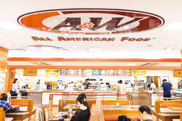 地元の人たちも御用達のアットホームなゆったり空間が広がる。