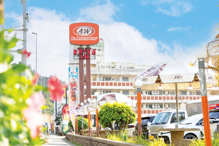 名護店はオレンジの看板が目印。