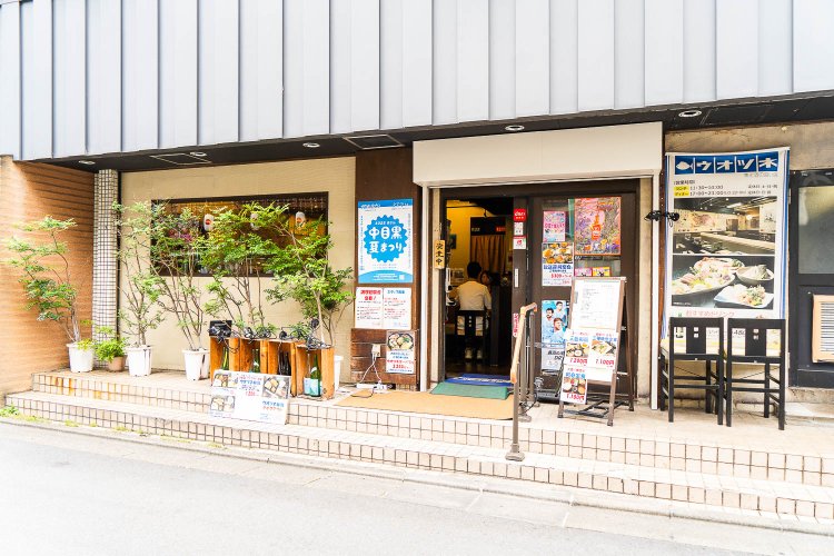 店は目黒川を渡って20mほどのところにある。
