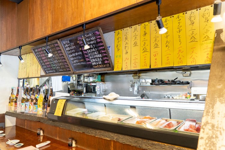 カウンター席の上には「本日の煮・焼魚ありマス」の文字も。