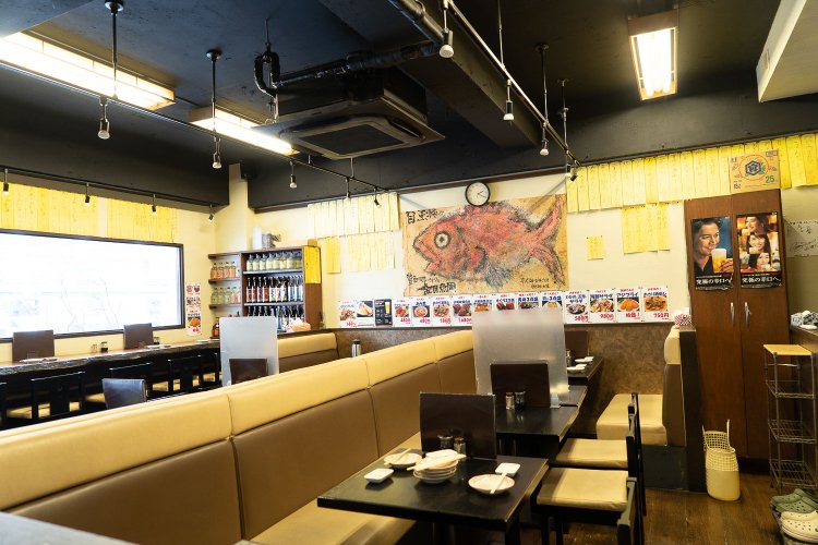 広い店内。窓辺にもカウンター席あり。