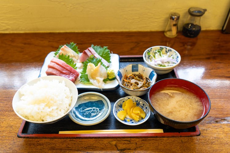刺し身が4種類の特上刺身定食（盛合せ）は1600円。
