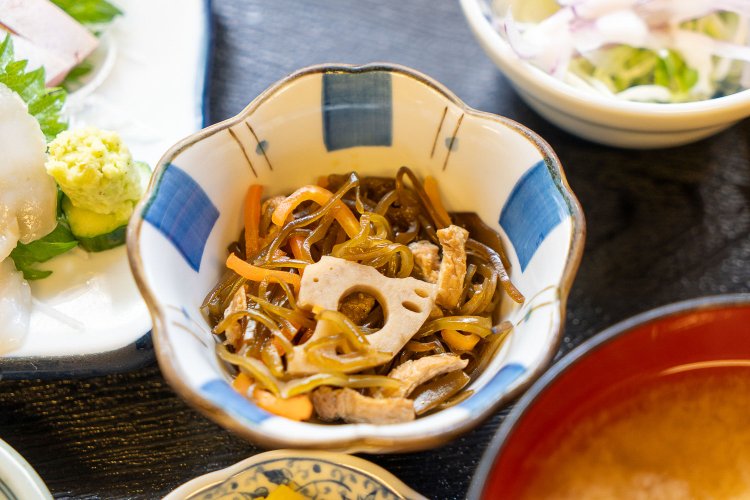 小鉢として定食についている切り昆布の煮物。もちろん自家製。