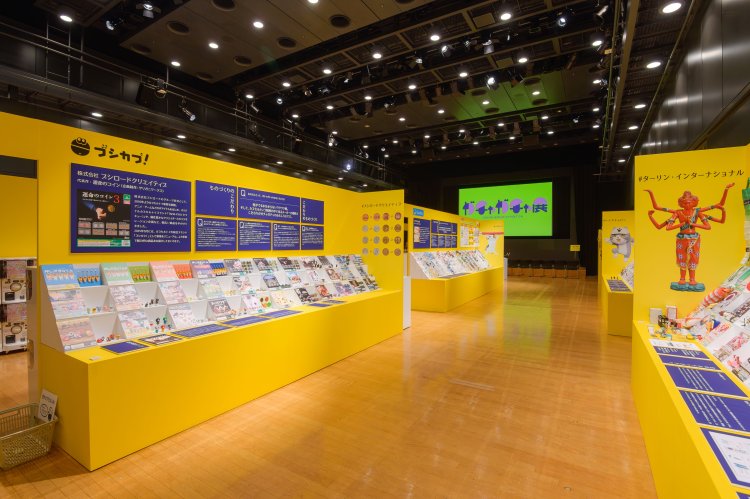 アニメの人気キャラクターのカプセルトイを生み出し続ける「ブシカプ！」などのコーナー。