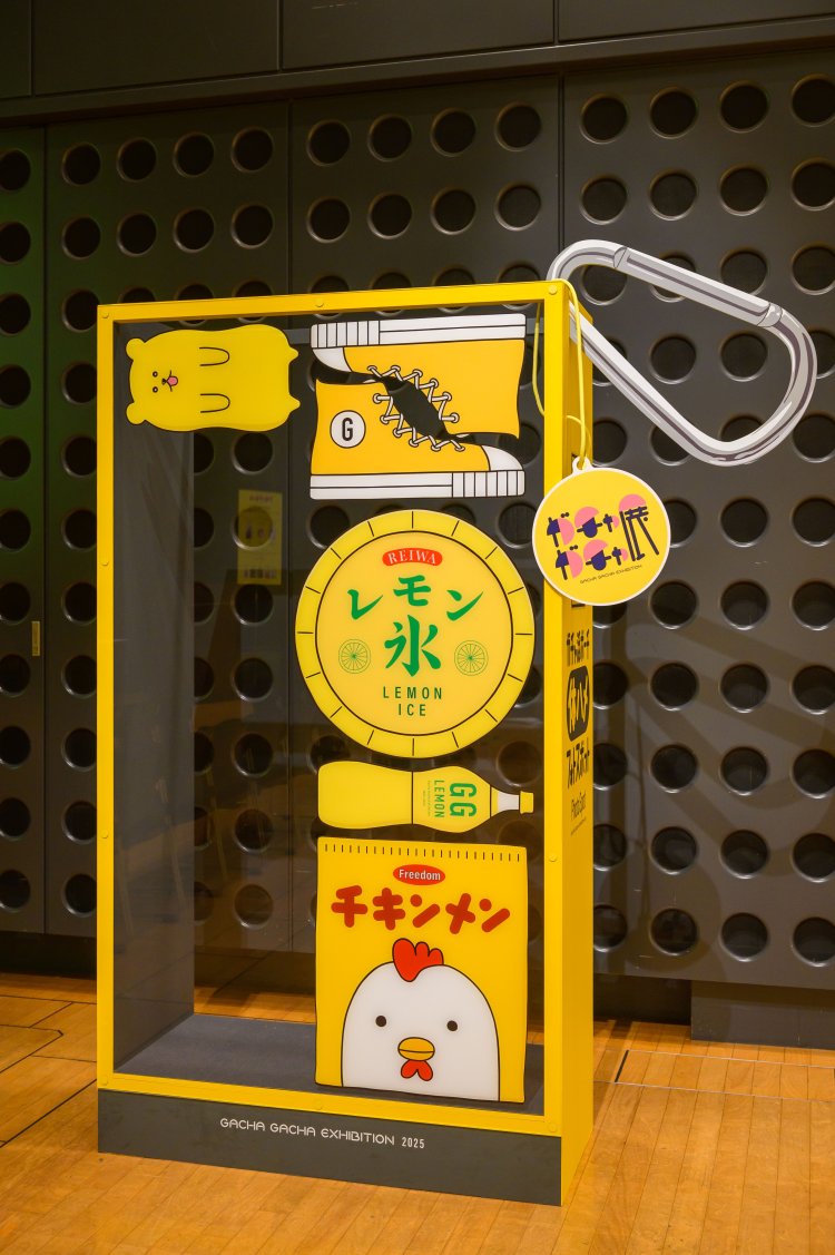 巨大「ガチャ詰めポーチ」の前で写真を撮ろう。