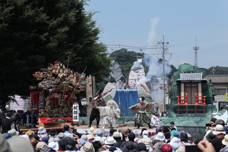 毎年7月に行われる「山あげ祭」。「はりか山」を背景に、野外で歌舞伎が演じられる。