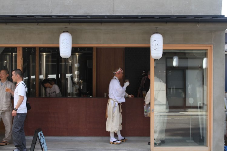 立ち飲みが楽しい『洞川温泉醸造所』。