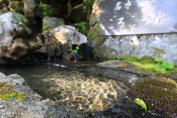 ごろごろ水は、湧出口（写真）から少し下の有料駐車場に車を停め、ごろごろ茶屋で汲むのが一般的。