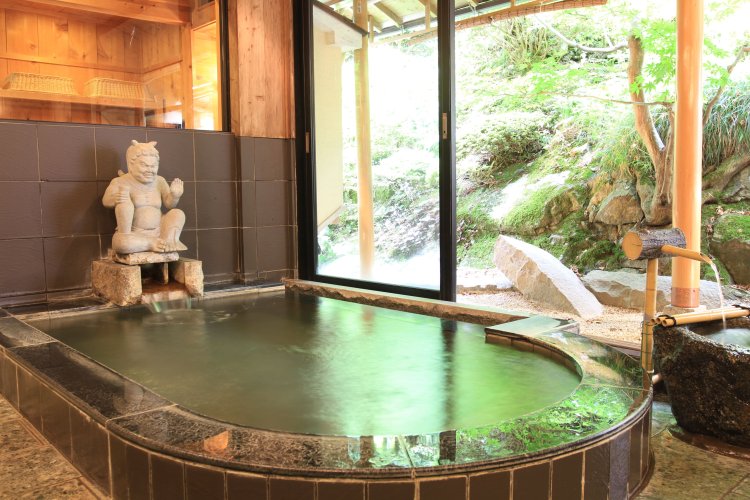 窓を開ければ、露天風呂気分を味わえる後鬼の湯。