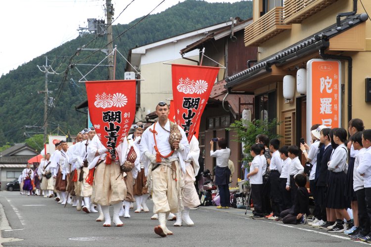 京都の醍醐寺（だいごじ）・三宝院（さんぼういん）門跡が修験者を従え、大峯山中に花を供える伝統行事・花供入峯（はなくにゅうぶ）。6月上旬に開催される。