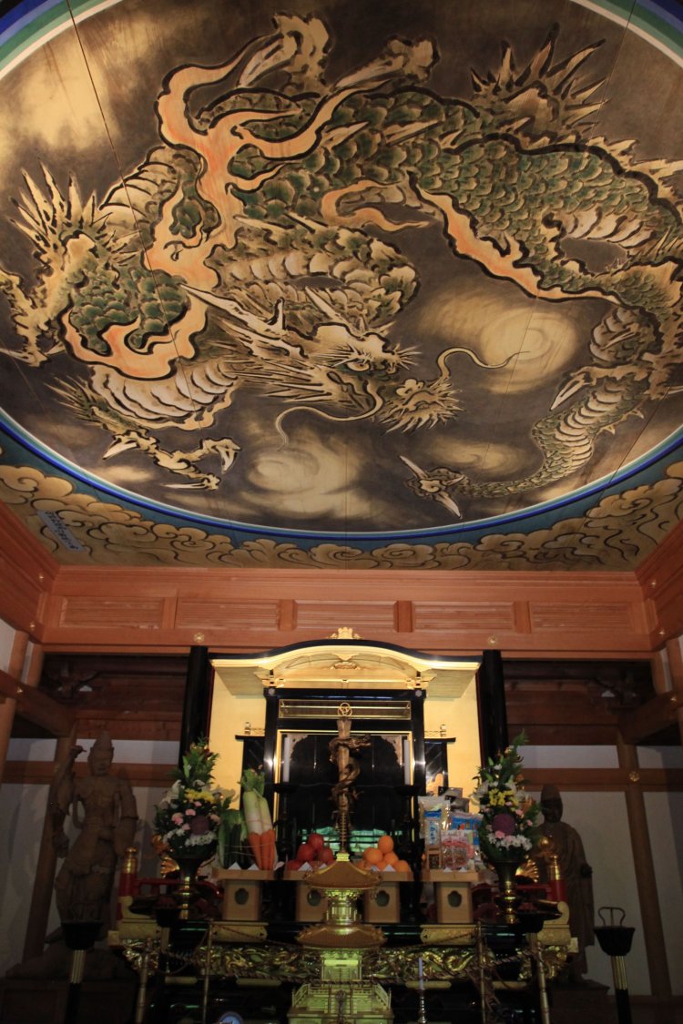 八大龍王を祀る八大龍王堂。天井には狩野（かのう）派による龍図が描かれている。