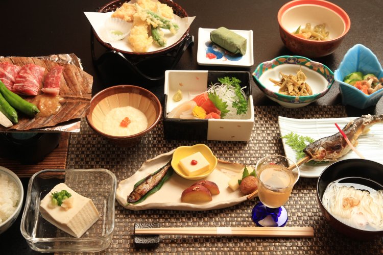 和牛の朴葉焼きやアユの塩焼き、天川村産のそうめん、名水豆腐などが並んだ夕食・徳兵衛会席の一例。