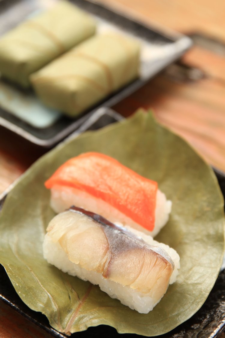 イートインは鯖150円、鮭160円（各1個）。ほのかに柿の葉の香り。