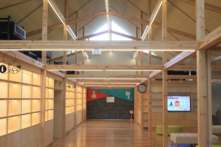 内装は木材をふんだんに使用。右に休憩スペース、左前に特産品販売所がある。