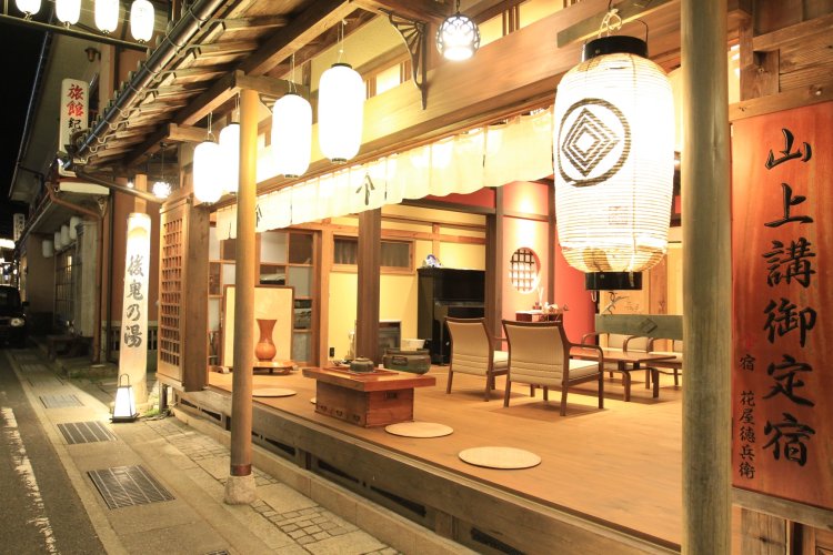 山から下りてきた修験者が土足のまま腰をかけ、足を洗った縁側。