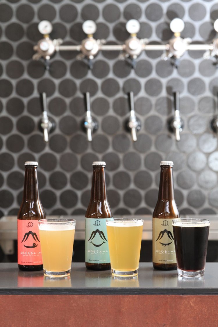 右から山ねむるエール、山わらうエール。ともにグラスハーフ600円、瓶800円。左は山したたるエール。グラスハーフ700円、瓶900円。