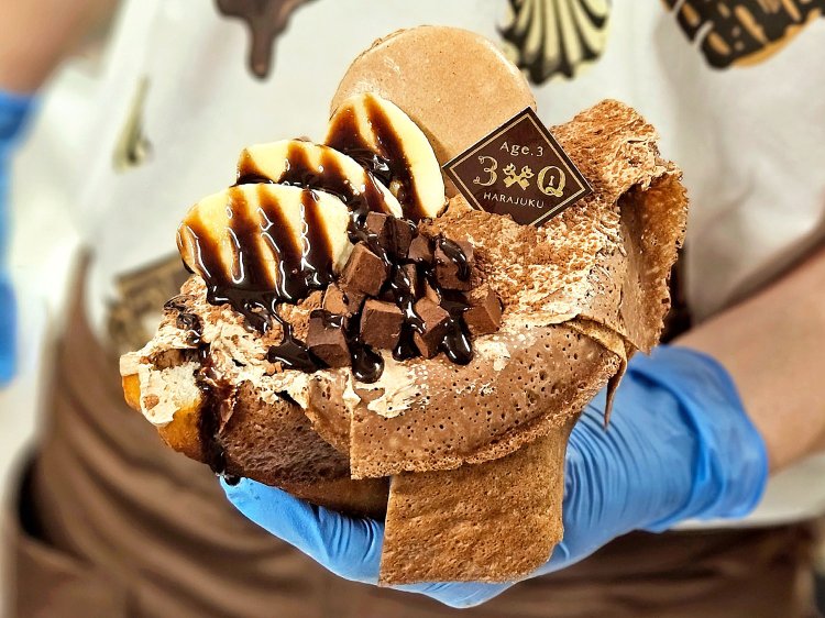 チョコドレスクレープ1100円。