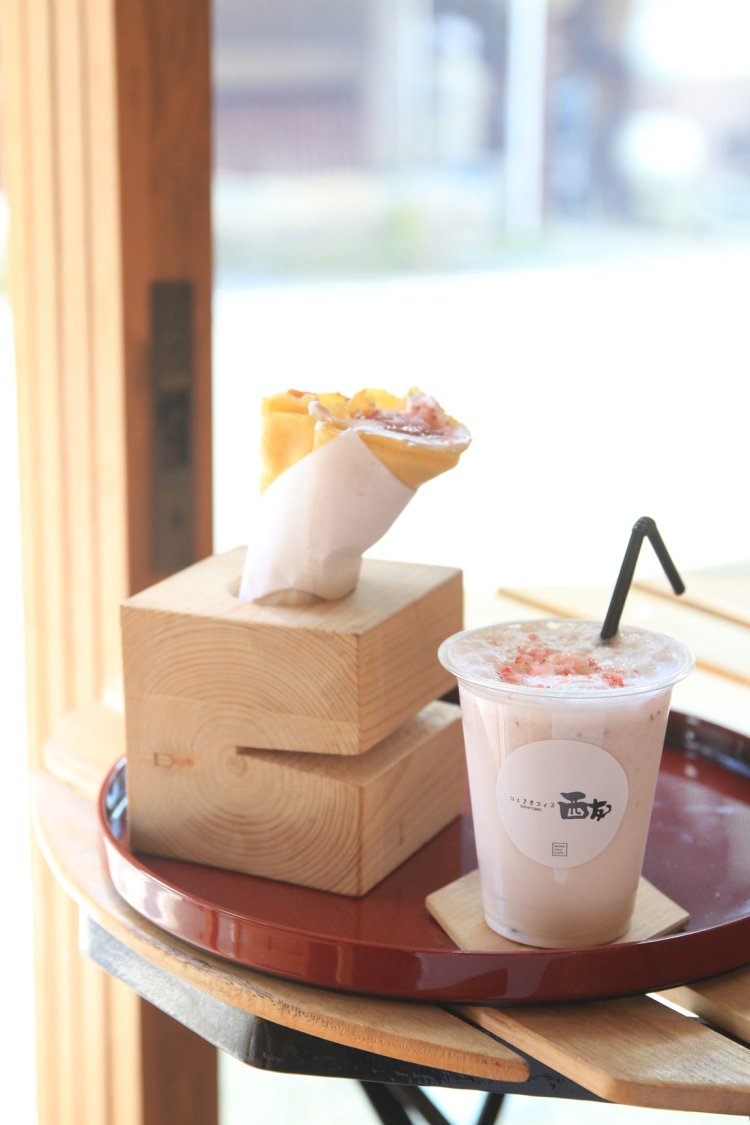 洞川夏いちごソースと生クリームを使った葛粉のクレープと、洞川夏いちごミルク各600円。