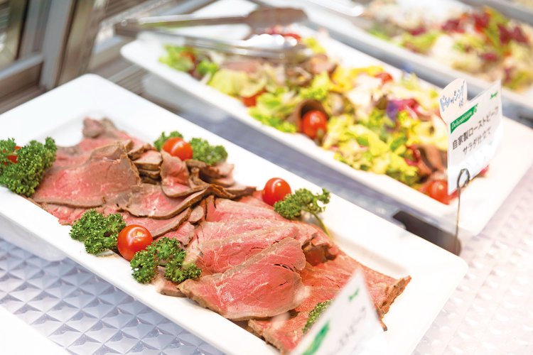 シェフが腕を振るう、那覇店のデリカテッセン。