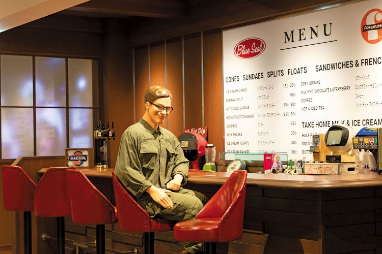 2階のカウンター席では、かつての軍人さんを写真から再現したマネキンのジョニー（愛称）さんと記念写真を。