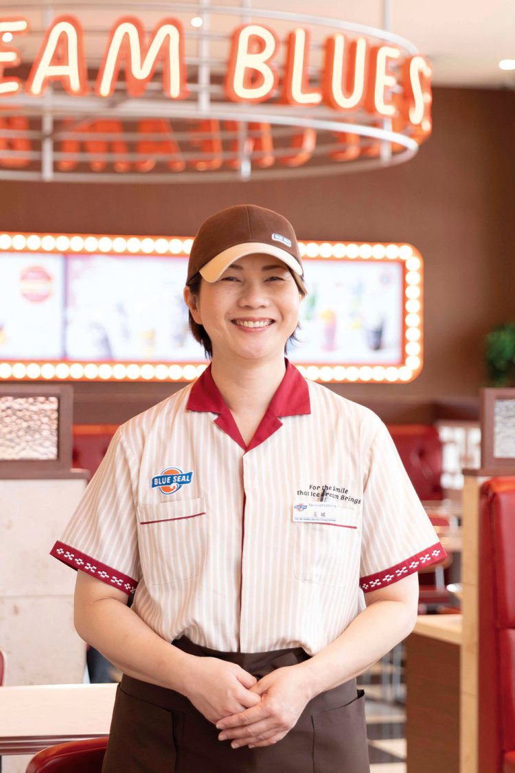 店舗マネージャー・玉城美香さん。「イチオシは塩ミルクソフトクリームのキャラメルソーストッピング！」。