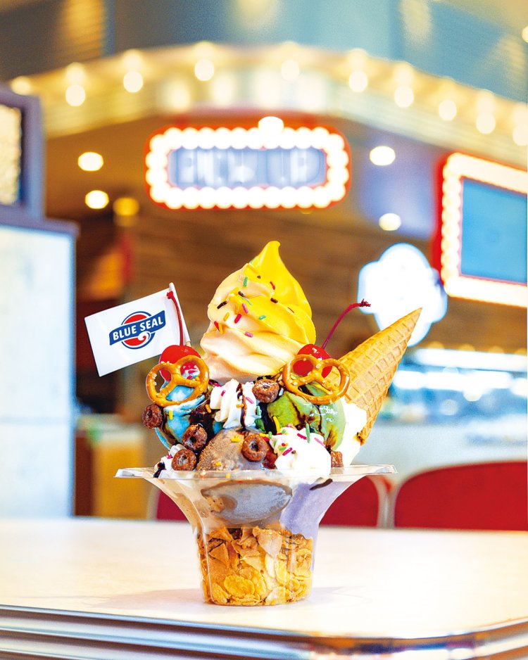 牧港本店限定メニューのパーティーサンデーは誕生日にもおすすめ。