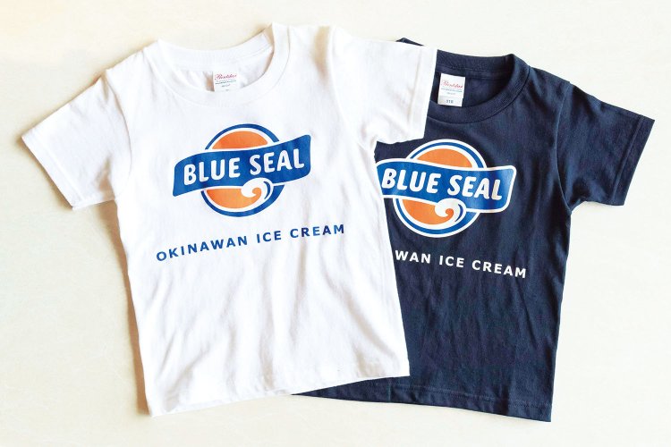 ロゴTシャツ（ホワイト・ネイビー）各3000円をはじめとしたオリジナルグッズもたくさん。