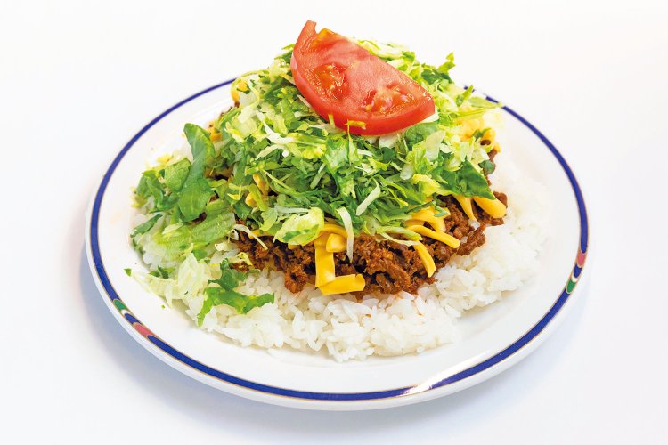 スパイシーな香りと濃厚なチェダーチーズがインパクト大な名物・タコライスチーズ野菜950円。