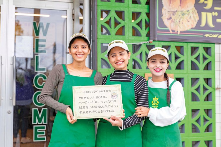 笑顔が素敵な店員さんの接客に癒やされる。「チキンバラバラにサルサソースをつけても美味！」。