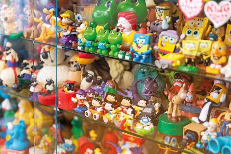 店主自慢のレトロなおもちゃコレクションを眺めながらの待ち時間も楽しい。