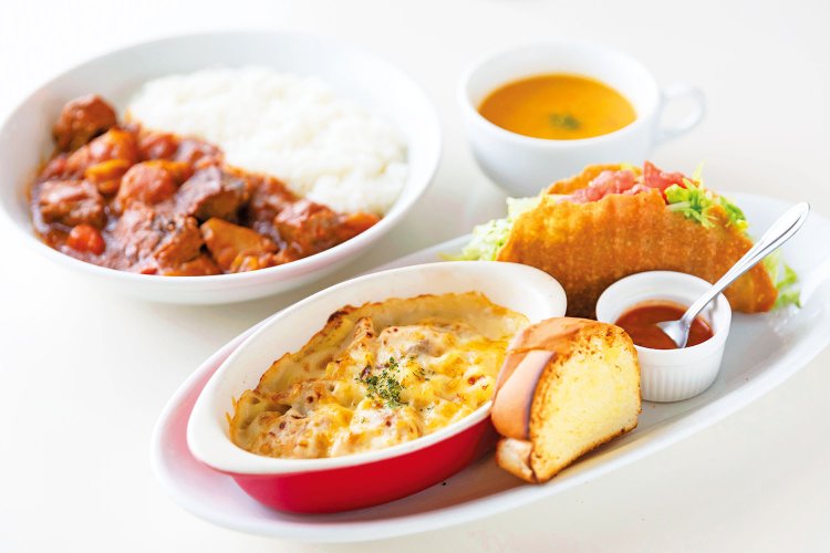 ハーフサイズのチキングラタンにタコス、日替わりスープ付きのコンビメニュー1133円（手前）、ゴロゴロ具材のテキサス風ビーフシチュー1474円。