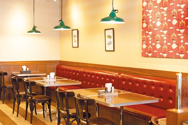 ランチやディナータイムは地元民でにぎわい、テイクアウトや宅配も。