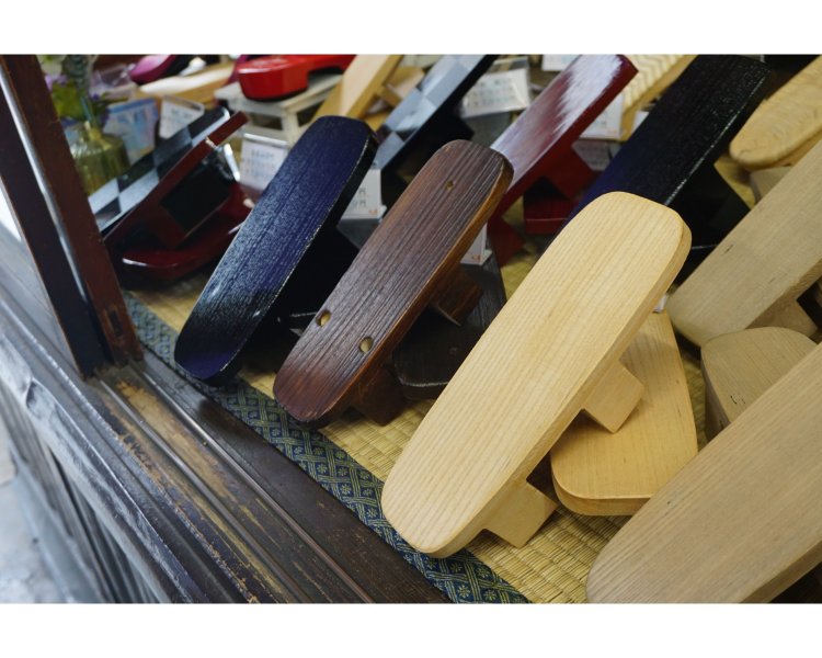 女性向けの台。手前から「白木」、「焼き」、「塗り」。