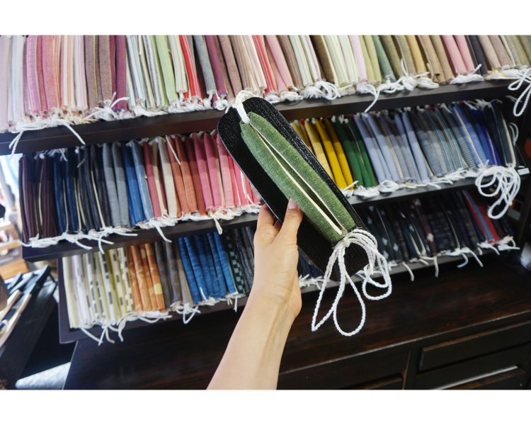 LLサイズの台5000円、遠州綿紬（えんしゅうめんつむぎ）の花緒3300円。合計8300円。