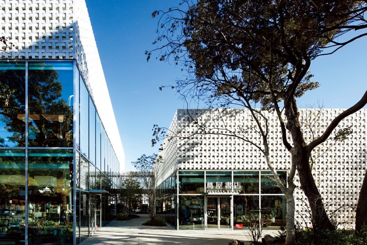 『代官山 蔦屋書店』やその他専門店などが緑あふれる遊歩道で結ばれる。