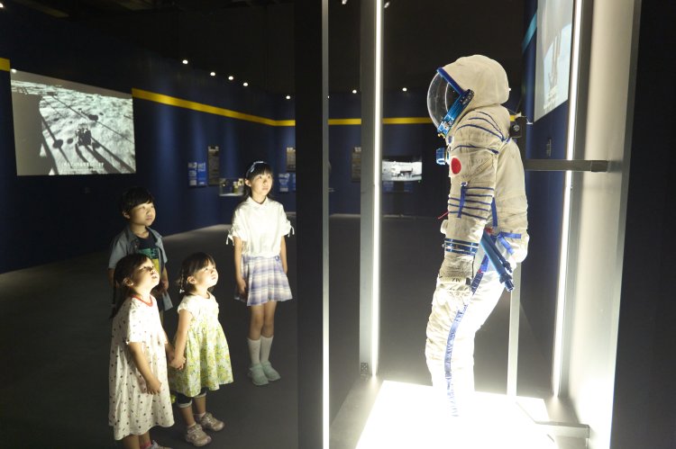 前澤友作さんが着用していた宇宙服ソコルスーツも展示。