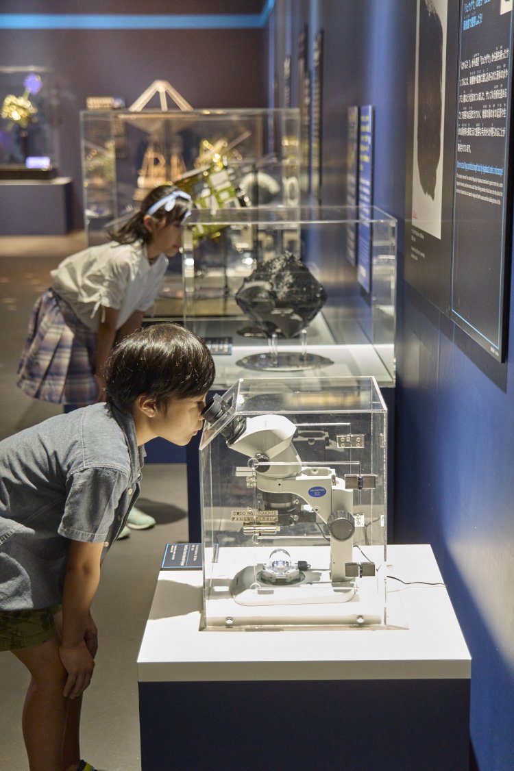 小惑星探査機「はやぶさ」「はやぶさ2」が持ち帰った粒子を顕微鏡で観察することもできる。