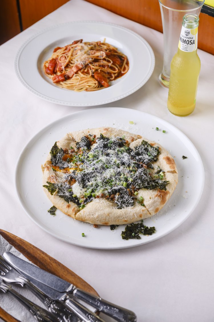 納豆のPizza1880円。トマト味のPasta1400円。ミモザ600円。