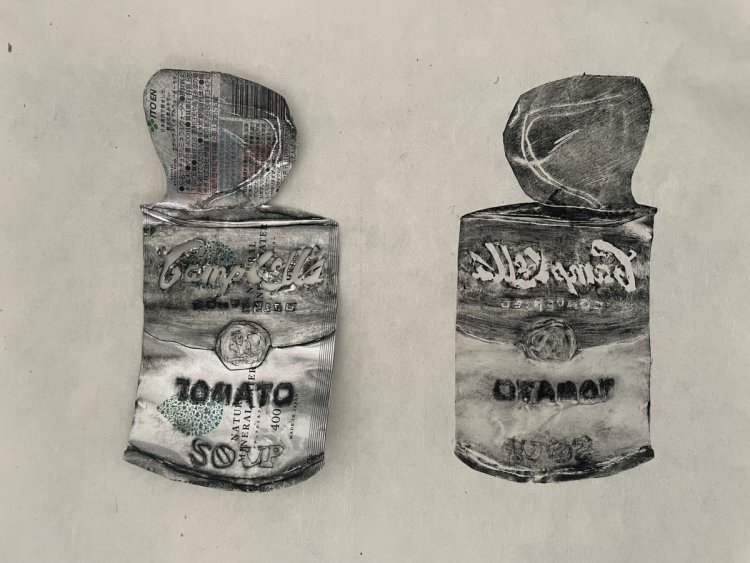 若木くるみ 《CANベルスープ》 2024年 空き缶を用いた版画 作家蔵。