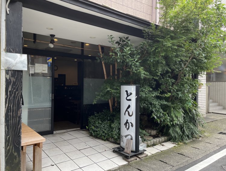 店の入り口には、行列を待つための椅子が用意されている。