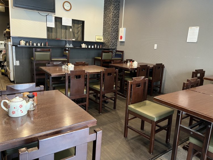 ダークブラウンのインテリアで落ち着いた雰囲気だ。