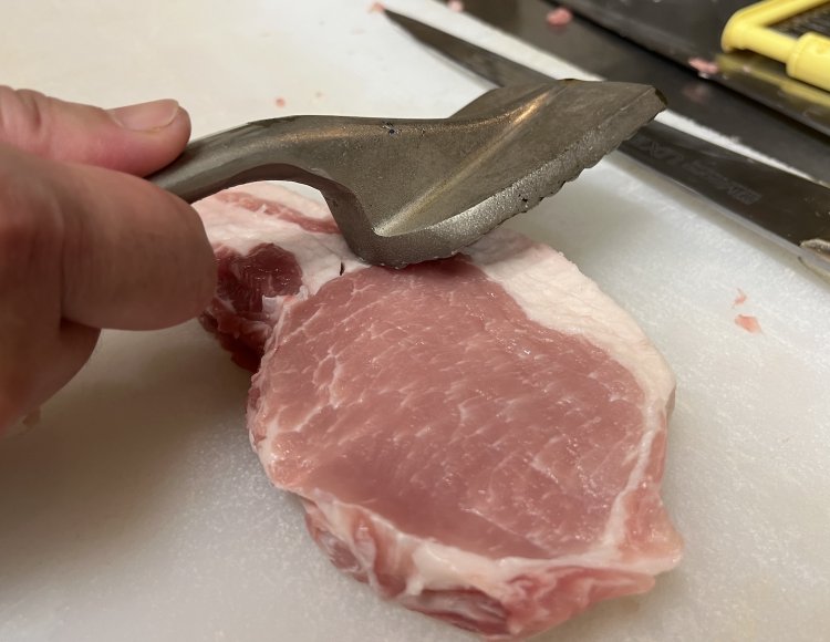 叩くのは脂身の部分だけ！それにより脂の口溶けが良くなる。