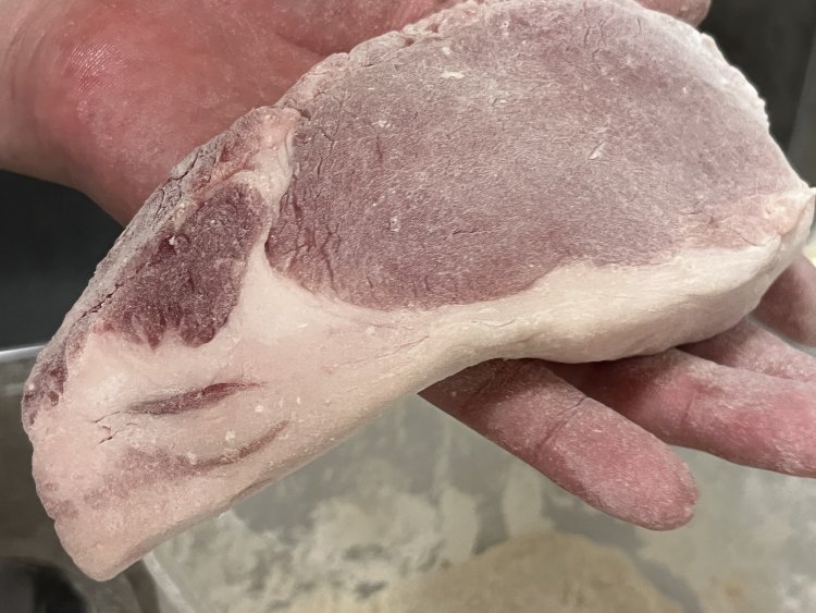 軽く塩だけで下味をつけた上ロース肉に小麦粉を薄くまぶす。