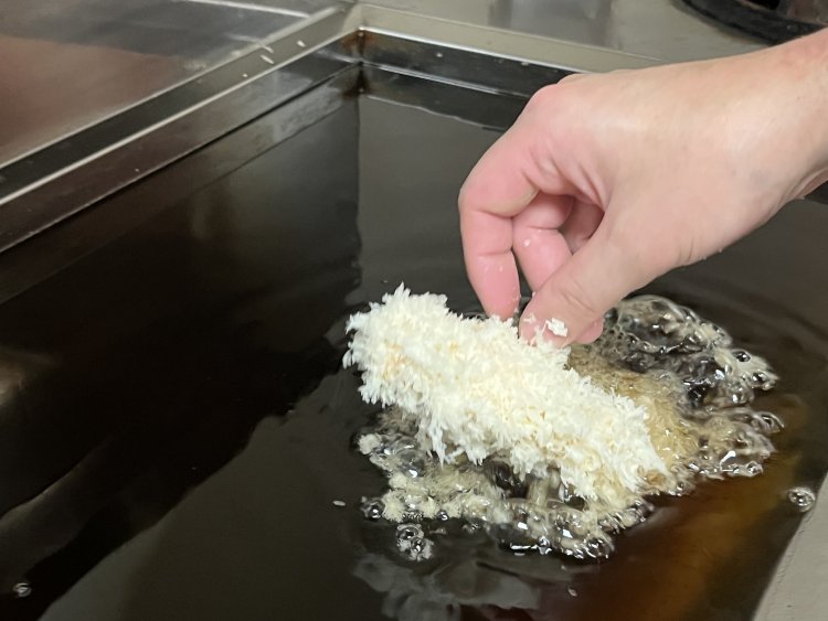 ジュワ〜ッという音とともに、とんかつの周りに小さな気泡が立つ。