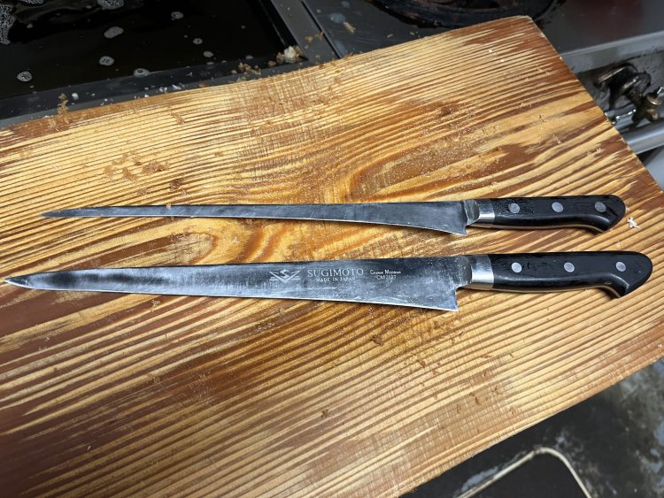 上は2015年にオープンしたとき使いはじめた包丁で、下が元の大きさ。