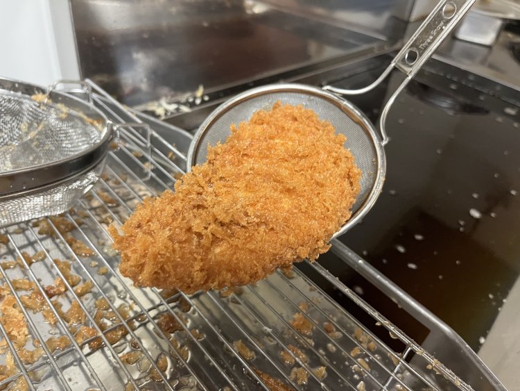 肉の持ち味を生かすように、ほどよい火加減で揚げている。