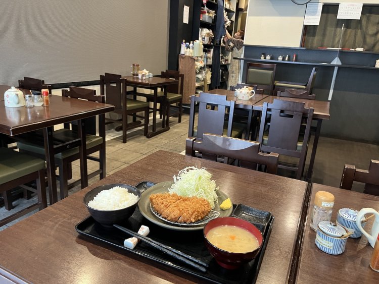 ダークブラウンの落ち着いた店内。