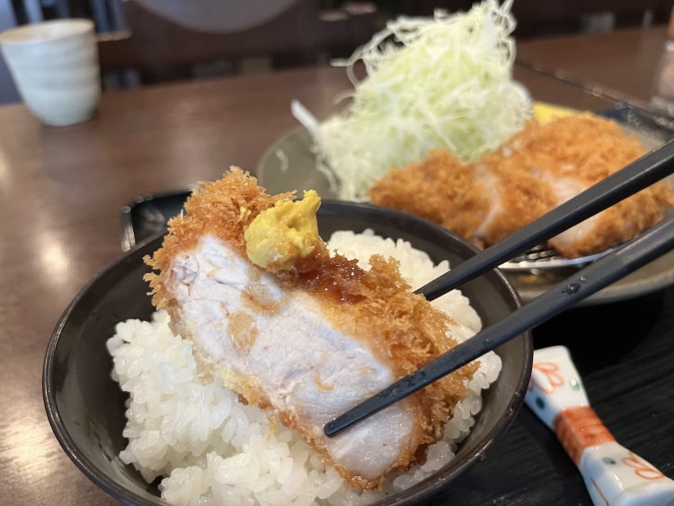 臭みがなく、上品な林SPFにソースとカラシがよく合う。ご飯にも合いますね！