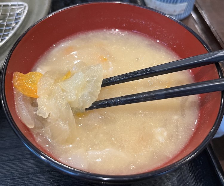 とんかつと同じくらい感動したのは、タマネギたっぷりの豚汁。これはどんぶりサイズで食べたいくらい。